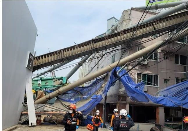 아파트 신축 현장 항타기 전도 모습...지나던 행인 깔린 뻔...충격으로 주민 등 5명 병원 이송