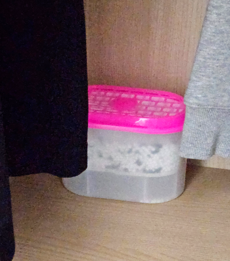 겨울철 옷장 제습제 사용법, 수분 흡수된 제습제를 옷장에 두어 습기 관리하는 팁