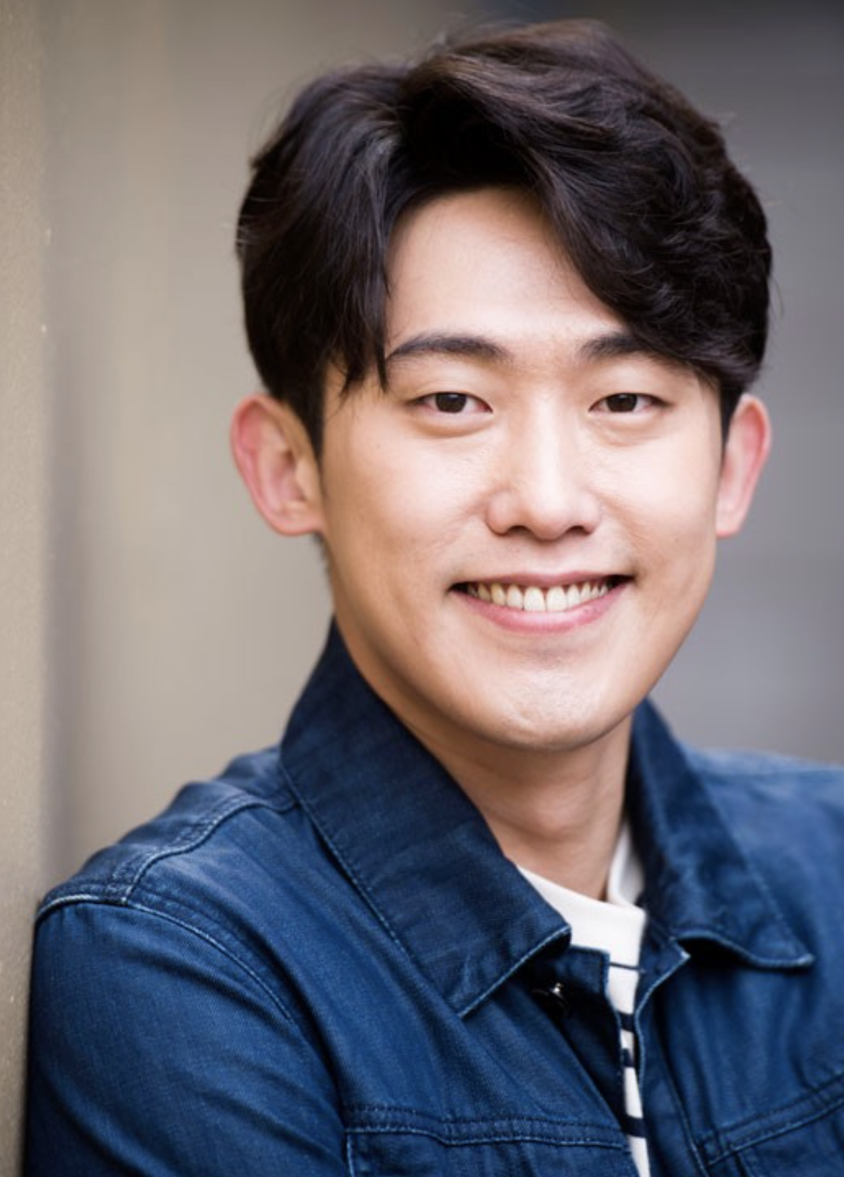 민진웅 미소
