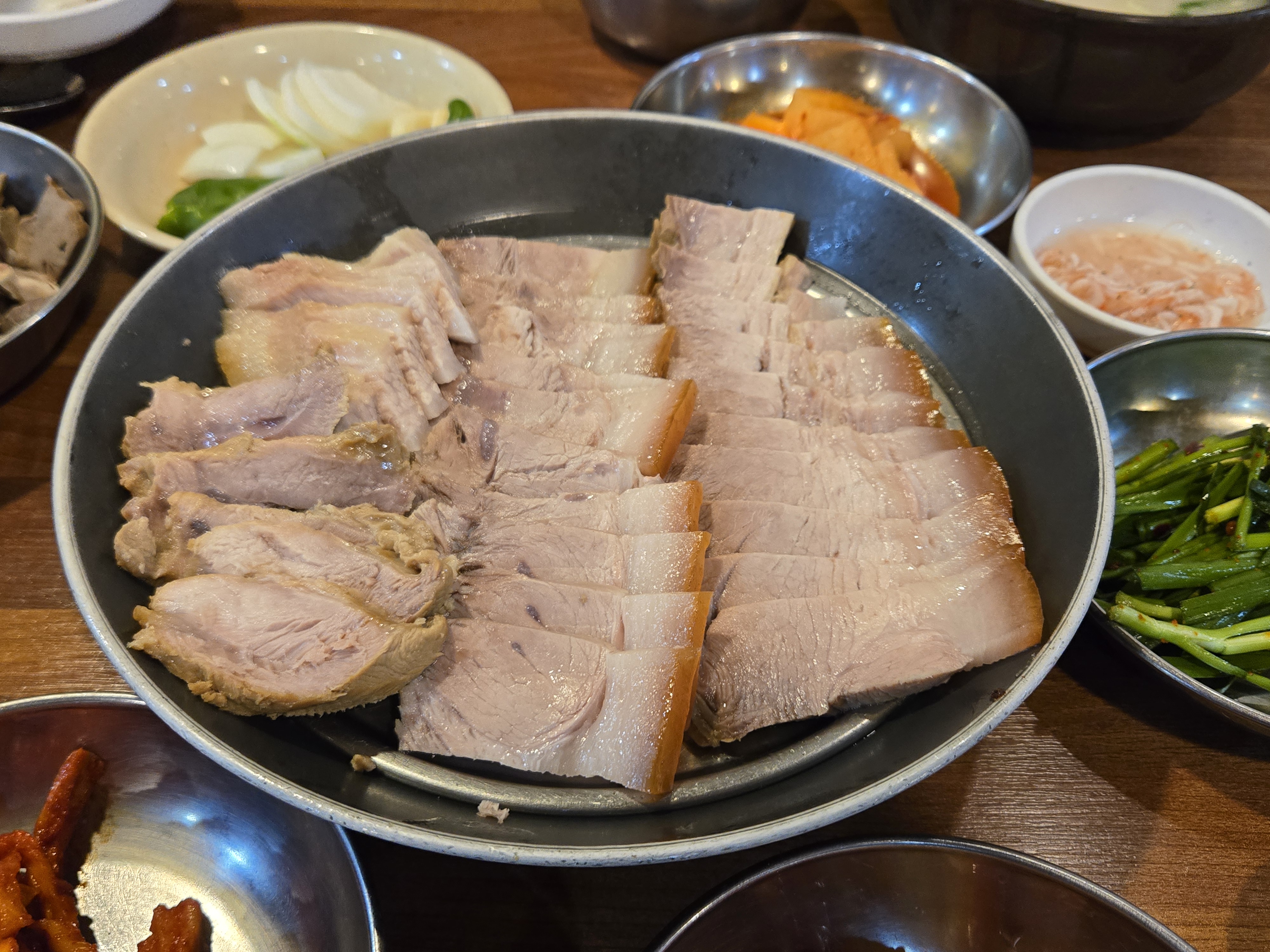 대구 동구 무학골 가마솥 돼지국밥 수육백반