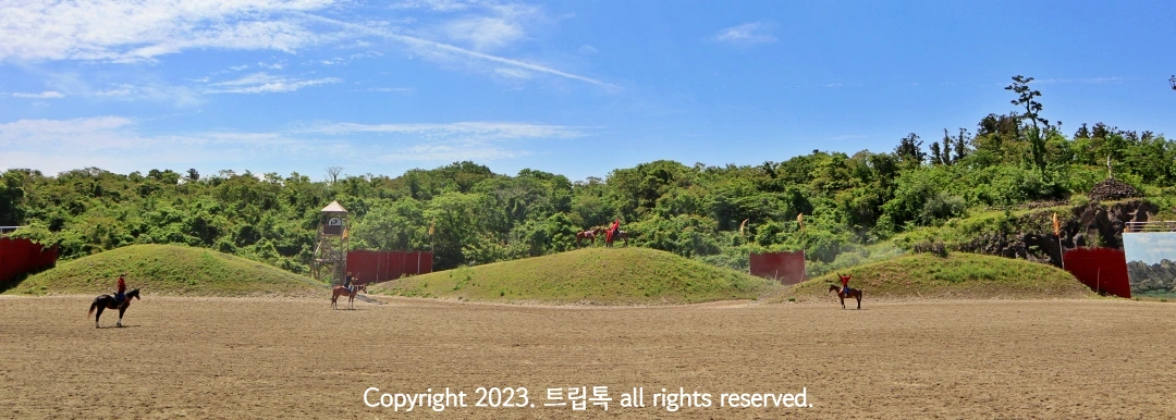 넓은 운동장과 얕은 3개의 언덕인 무대