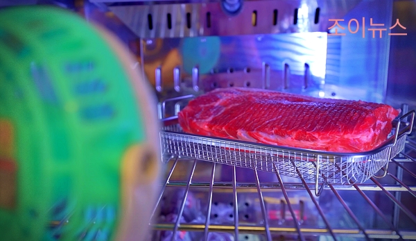 냉장 보관 이후 약식 건조 중인 고기_출처:유튜브 정육왕