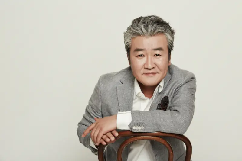 의자에 앉아 있는 배우 손종학의 프로필 사진