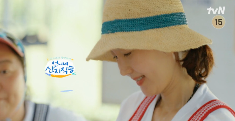 tvN 예능 언니네 산지직송 11화 염정아 스타일링 모자 제품 정보. 베이지색 모자에 청록색 띠가 포인트인 라피아 햇.