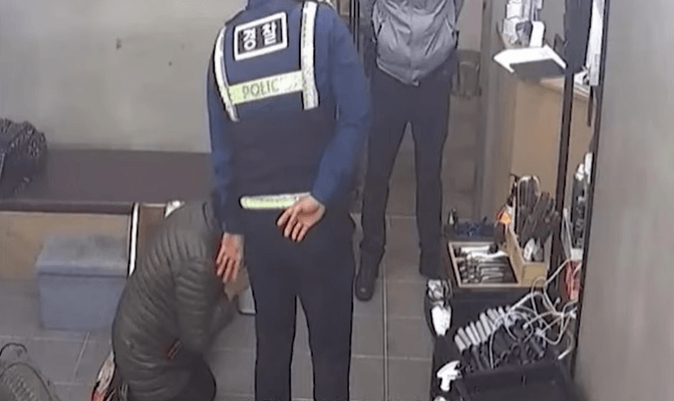 무릅꿇고-빌고있는-할머니