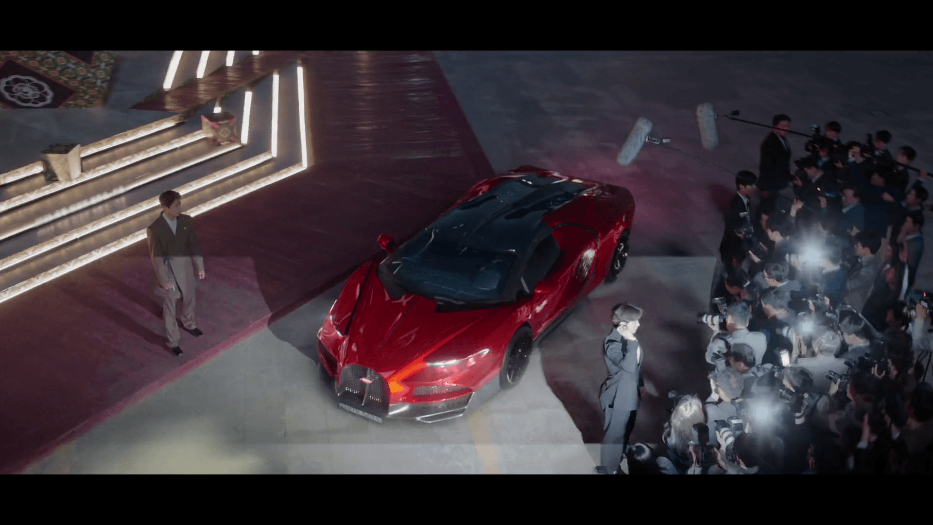 "21세기 대군부인 속 성희주(아이유)가 부가티 뚜르비용을 운전하는 모습"