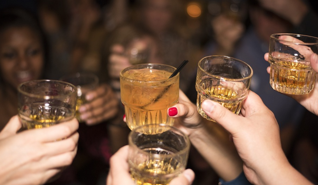 양주잔을 들고 있는 여러명