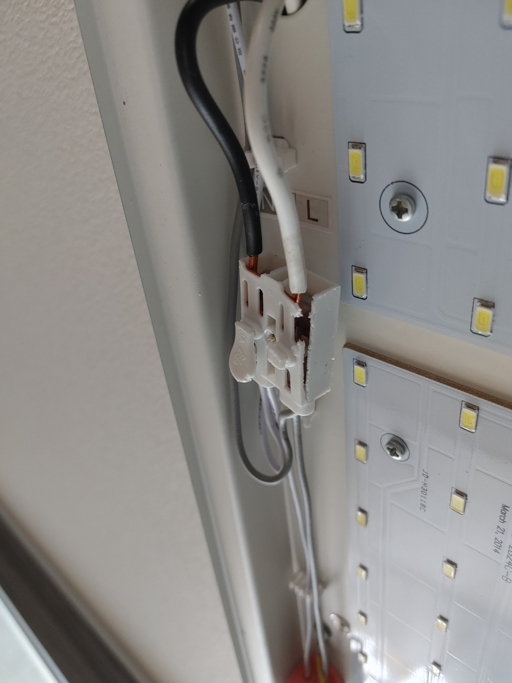 LED 등을 열어보니깐, 형광등 전원부분의 플라스틱 연결 부분이 삭았습니다.