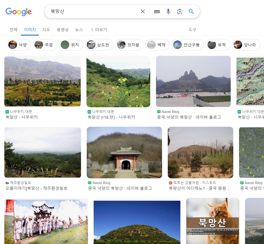 콘센트 위치와 방 문 구조를 고려하여 효율적으로 배치된 가구