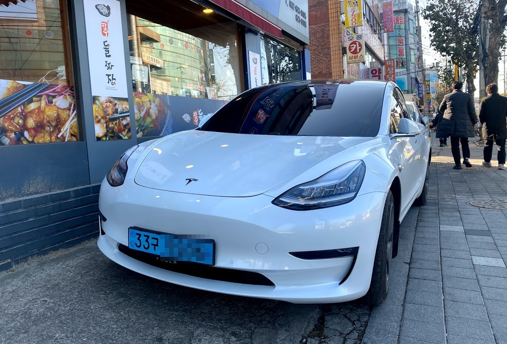 테슬라 전면 이미지입니다