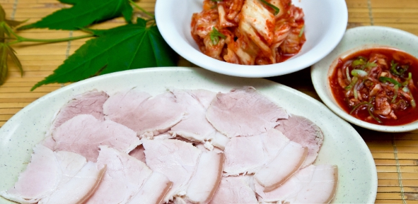 가격: 15,000원
설명: 매콤달콤하게 무친 닭고기
후기: 막국수와 최고의 조합.