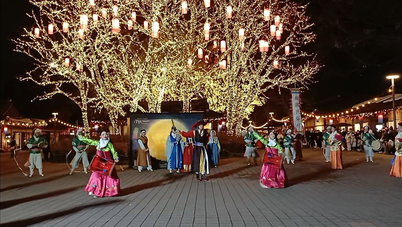 얼씨구절씨구야 — 상가마을을 누비는 참여형 공연