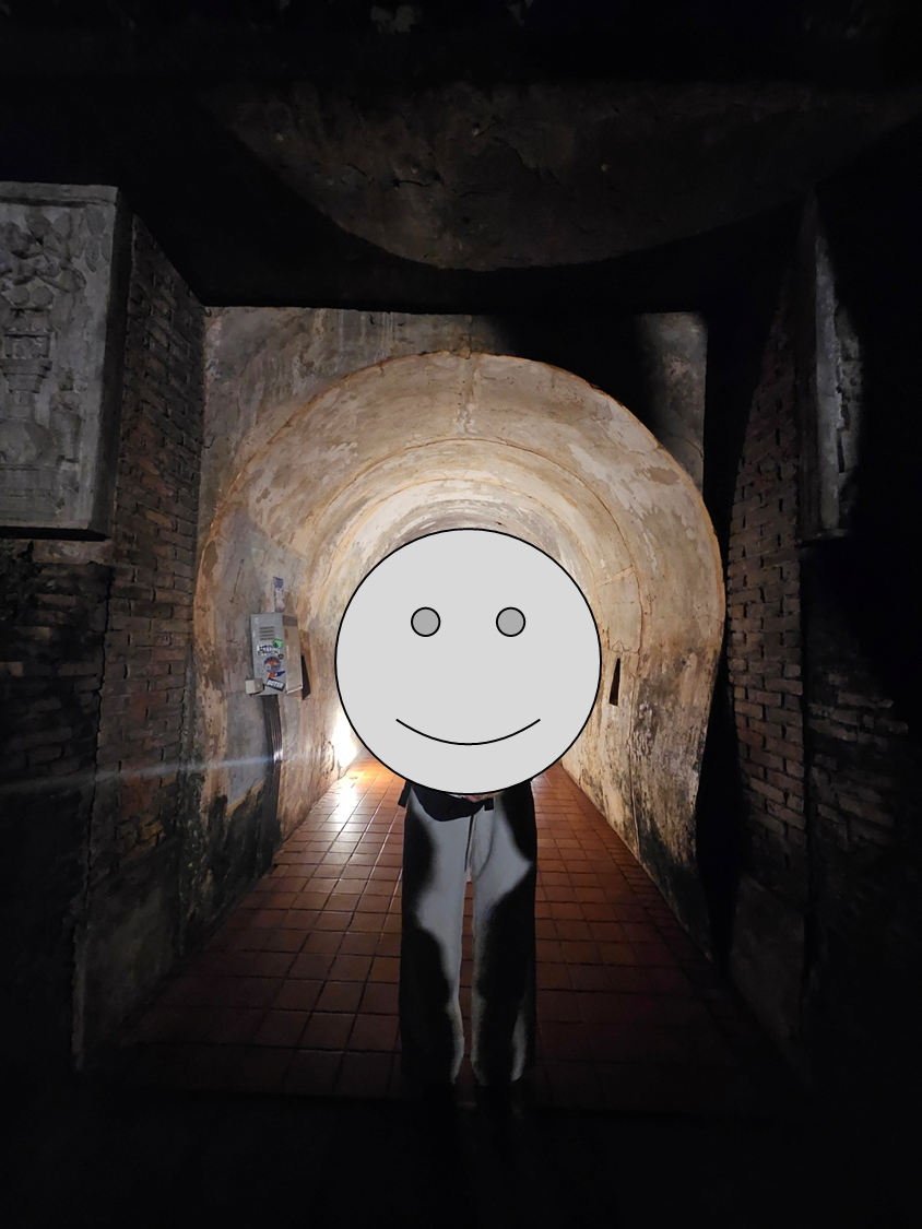 왓 우몽 사원 터널을 나와서