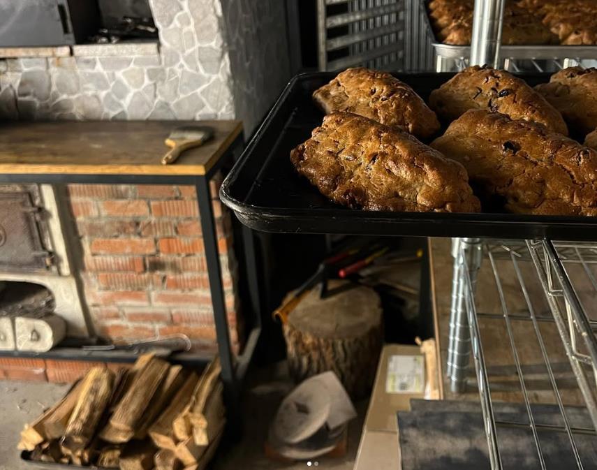 화덕 앞에 놓은 동네한바퀴 양평 우리밀 화덕빵