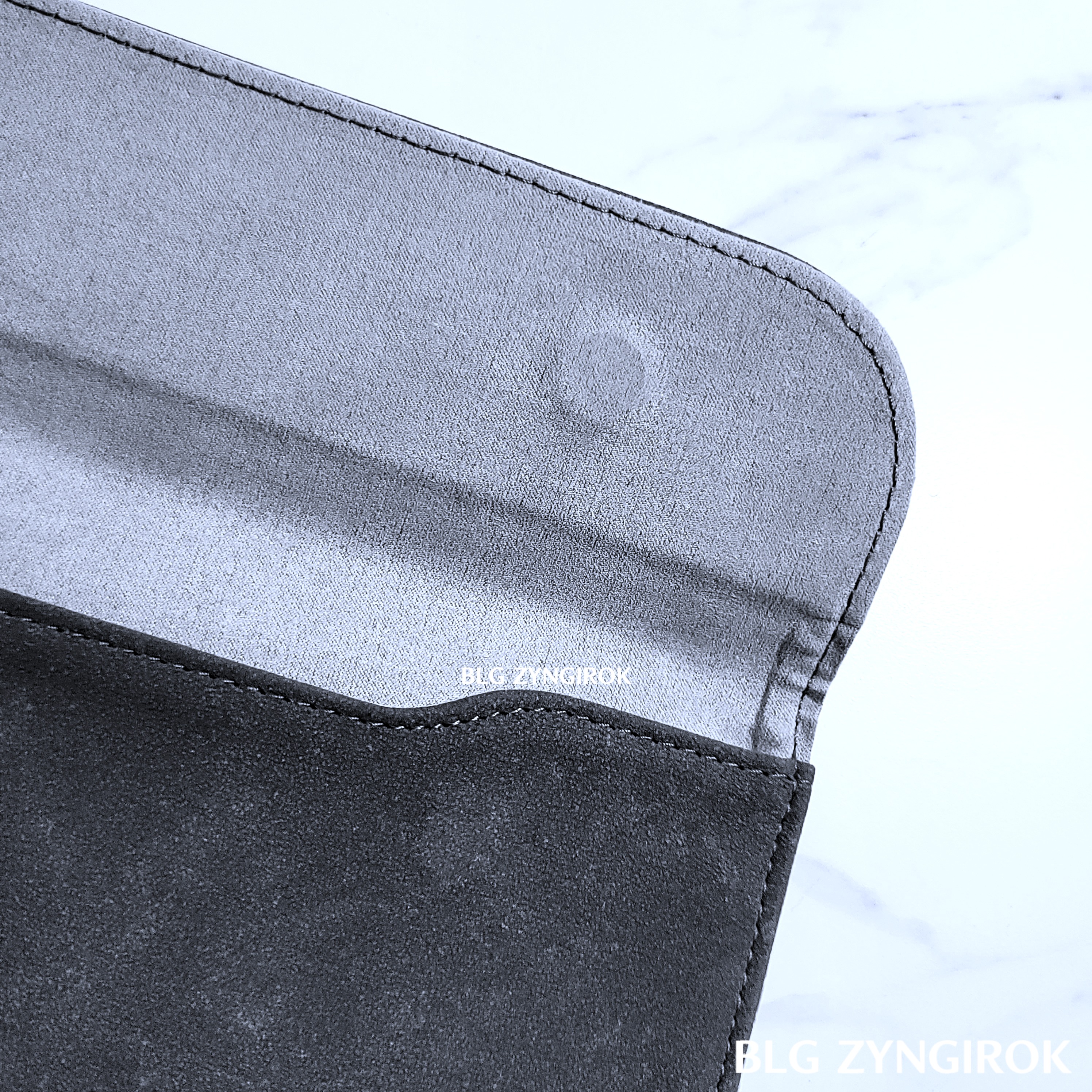 로지텍 키보드 케이스 내부 자석 모습이다.