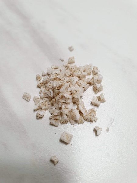 테이블위에-뿌려진-천일염-소금