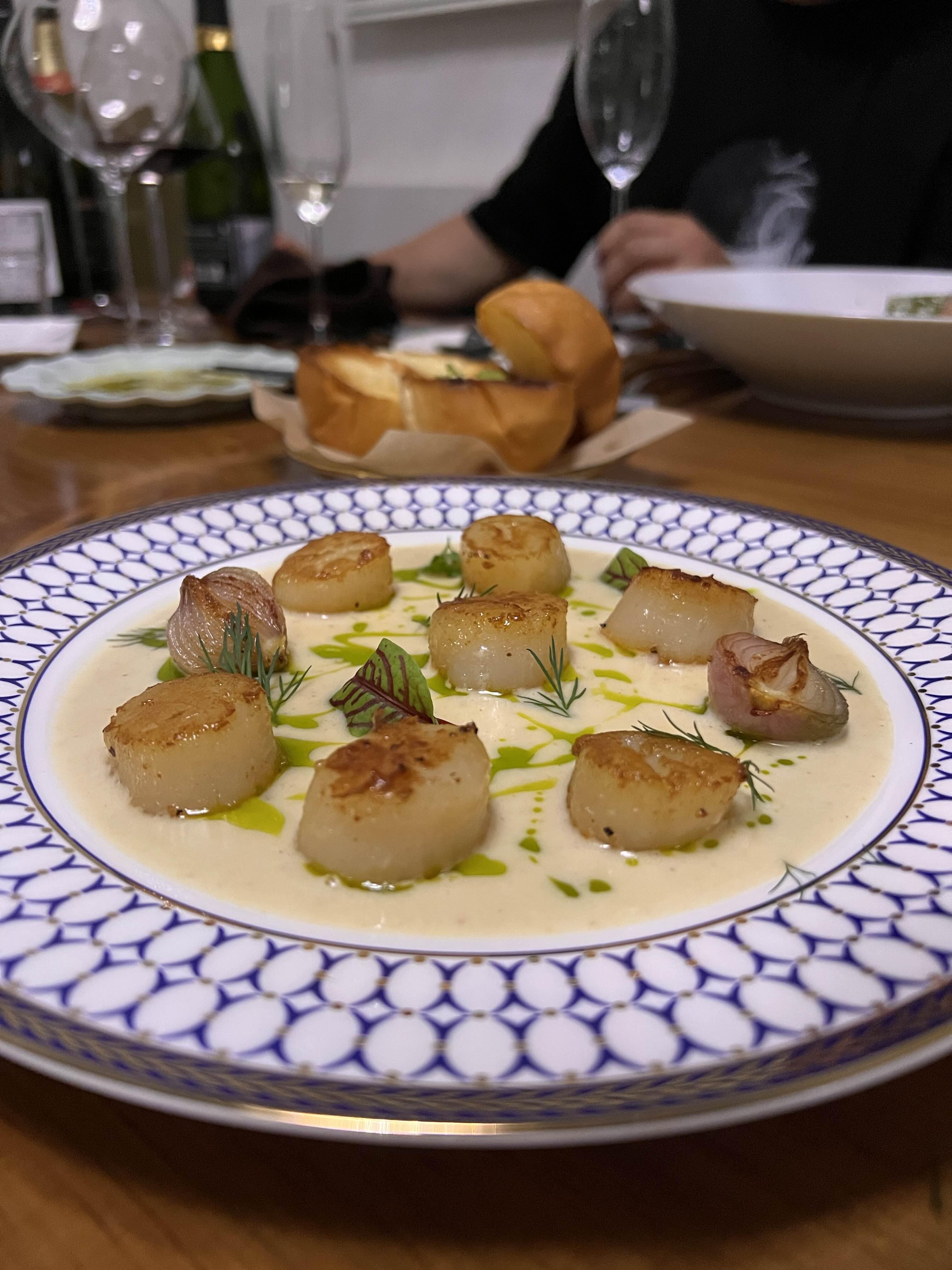 부드럽고 단맛이 좋은 가리비관자와 크리미하고 고소한 마카다미아퓨레.