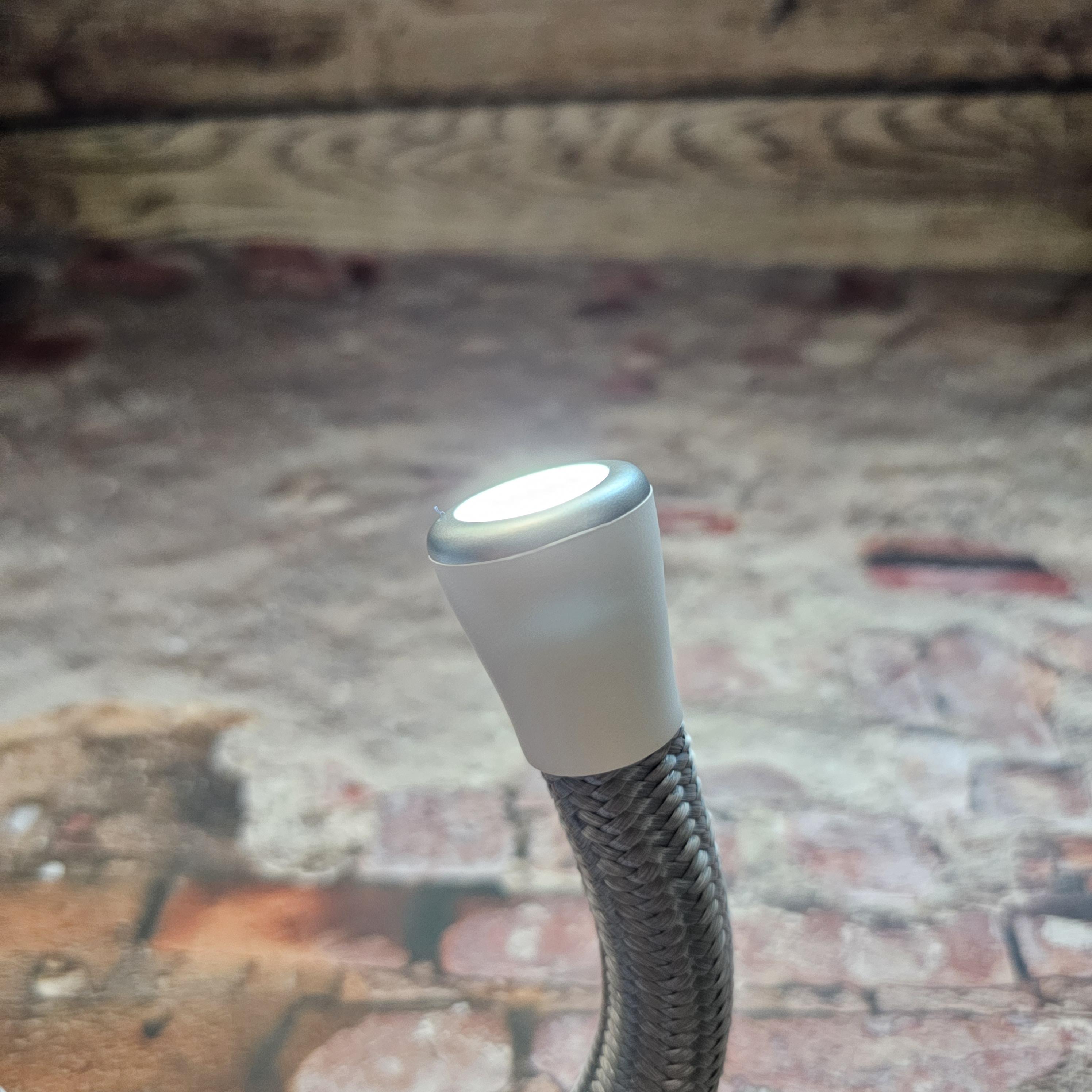 [블랙앤데커] 2in1 다용도 캠핑랜턴 무선 플렉서블 LED 라이트 집중 조명 on 사진