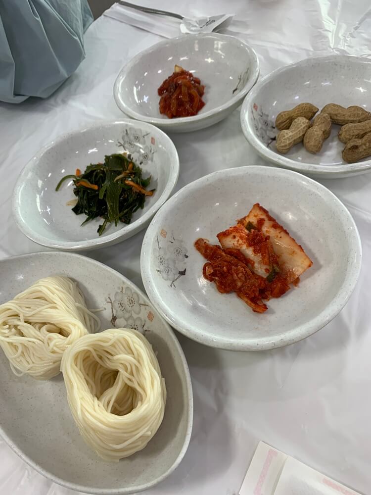 소면&amp;#44; 김치&amp;#44; 땅콩&amp;#44; 미역무침&amp;#44; 오징어 젓갈