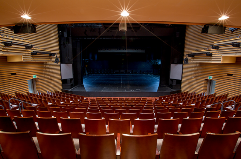 국립극장 달오름극장 1층 L열 12석에서 바라본 무대