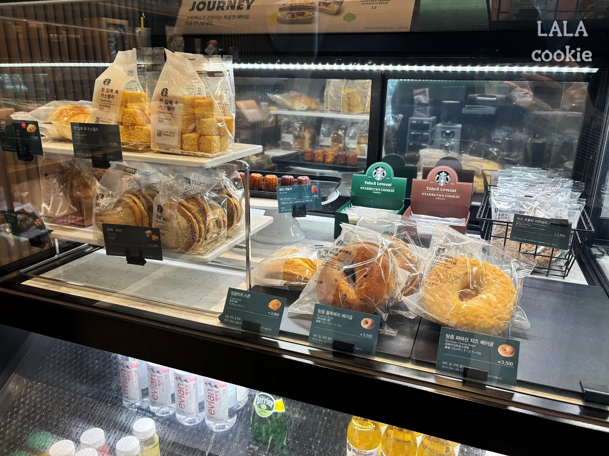 스타벅스-빵-종류-쿠키-베이글이-진열된-모습