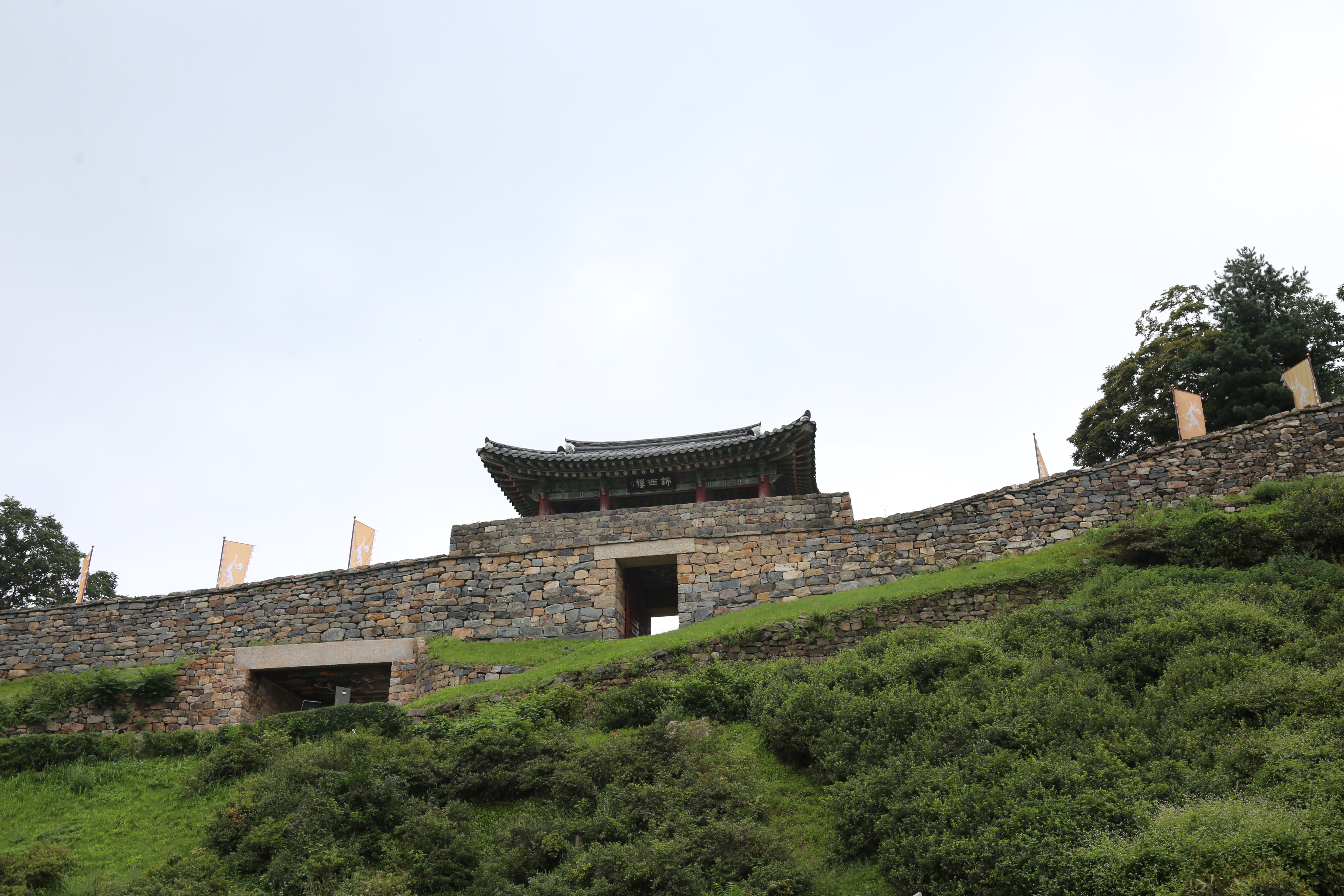 공주 공산성 성벽 전경 (출처: 공유마당)