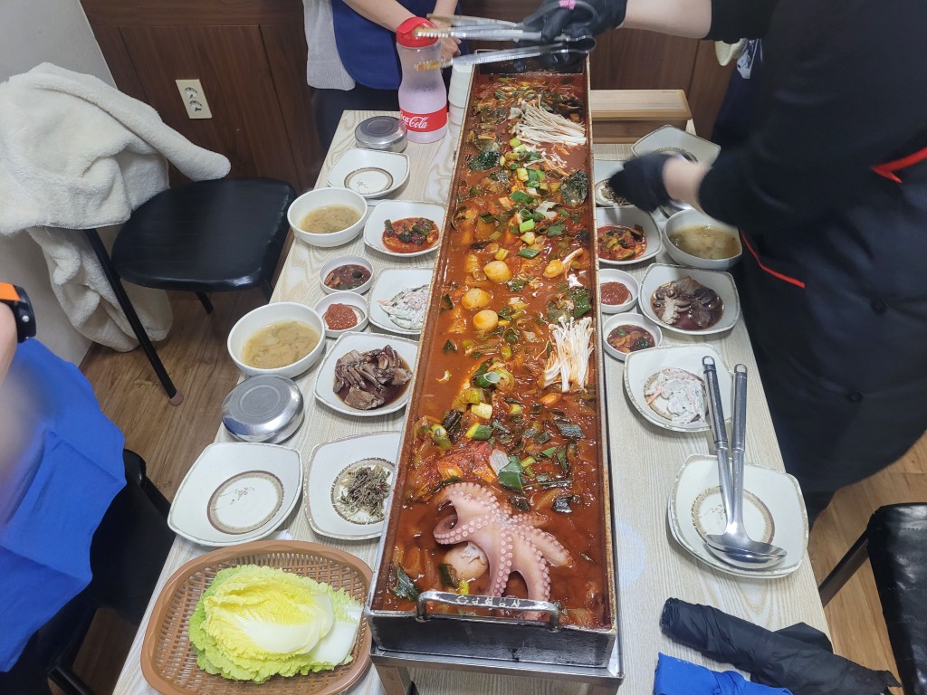 제주마음 직원이 갈치를 손질하는 모습