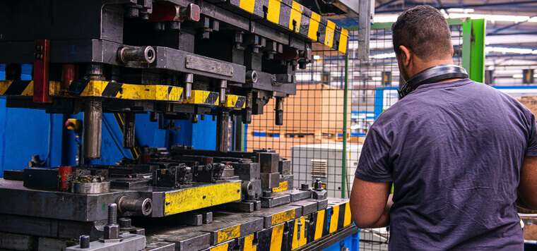 생산직-일을-하고있는-남자-사진