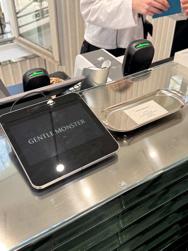 젠틀몬스터 카운터