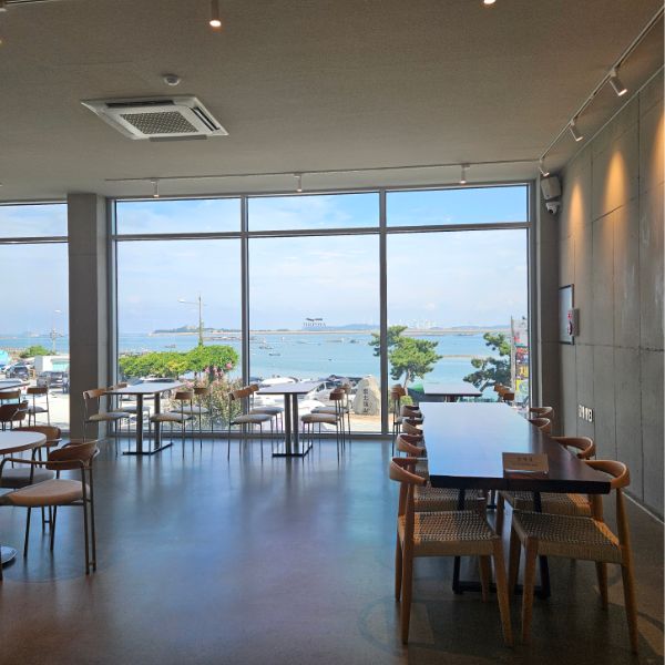 충남-서산-삼길포항-근처-카페-트레포사-2층-오션뷰-좌석