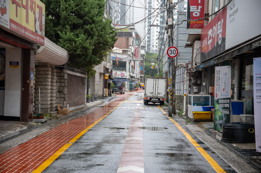 금돼지식당에서-더설-빙수집으로-가는-길