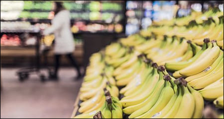 수퍼마켓에 진열된 바나나