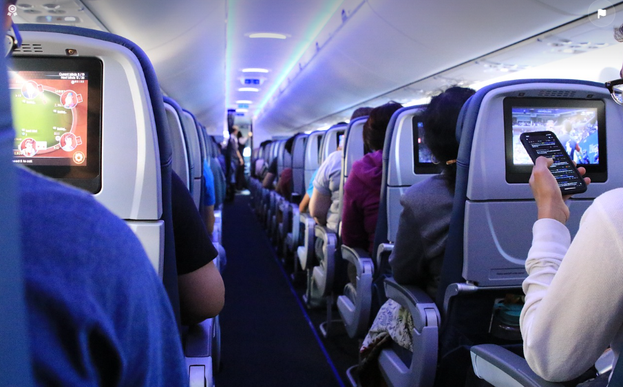 비행기 안에 앉아있는 사람들 사진