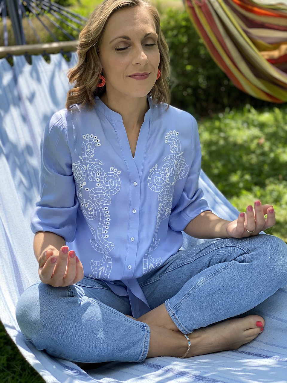 명상하는 중년여성, middle age woman in meditation: 사진<a href="https://pixabay.com/ko//?utm_source=link-attribution&amp;utm_medium=referral&amp;utm_campaign=image&amp;utm_content=5480480">Pixabay</a>로부터 입수된 <a href="https://pixabay.com/ko/users/thiemobrand-14341056/?utm_source=link-attribution&amp;utm_medium=referral&amp;utm_campaign=image&amp;utm_content=5480480">Thiemo Brand</a>님의 이미지 입니다.