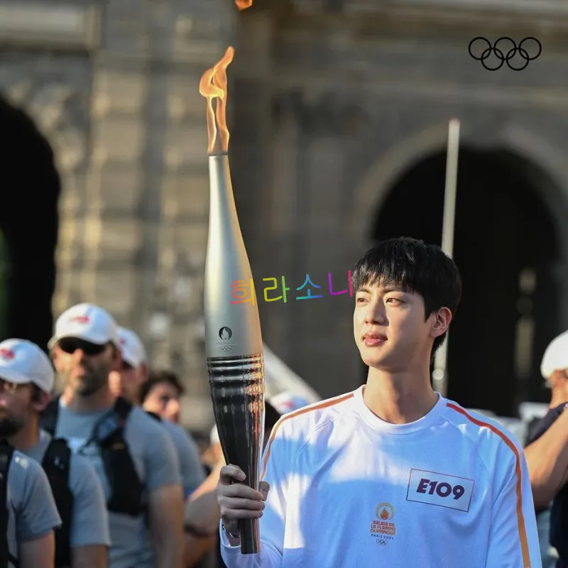 BTS 진 성화봉송 하는 모습