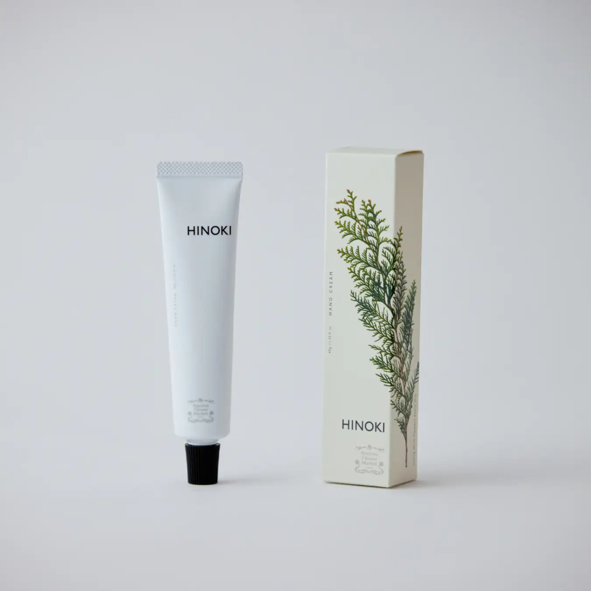 HINOKI 제품명이 표시된 히노키 핸드크림과 편백 잎무늬 패키지