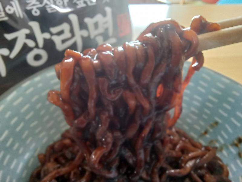 노브랜드 짜장라면 한 젓가락