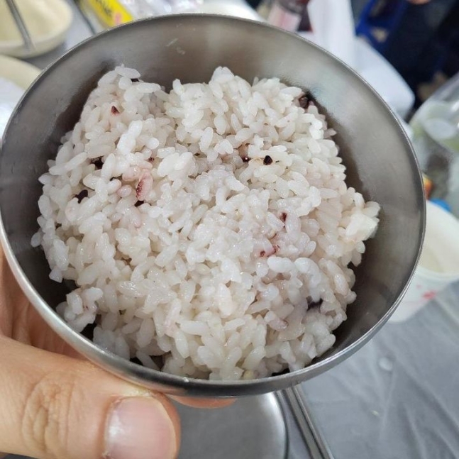 한 관광객이 충청남도 보령에 있는 대천항 수산시장에서 불쾌한 경험을 했다고 하소연한 글이 온라인 커뮤니티에서 화제다. 사진은 관광객이 올린 절반만 찬 공깃밥. (사진=온라인 커뮤니티 갈무리)