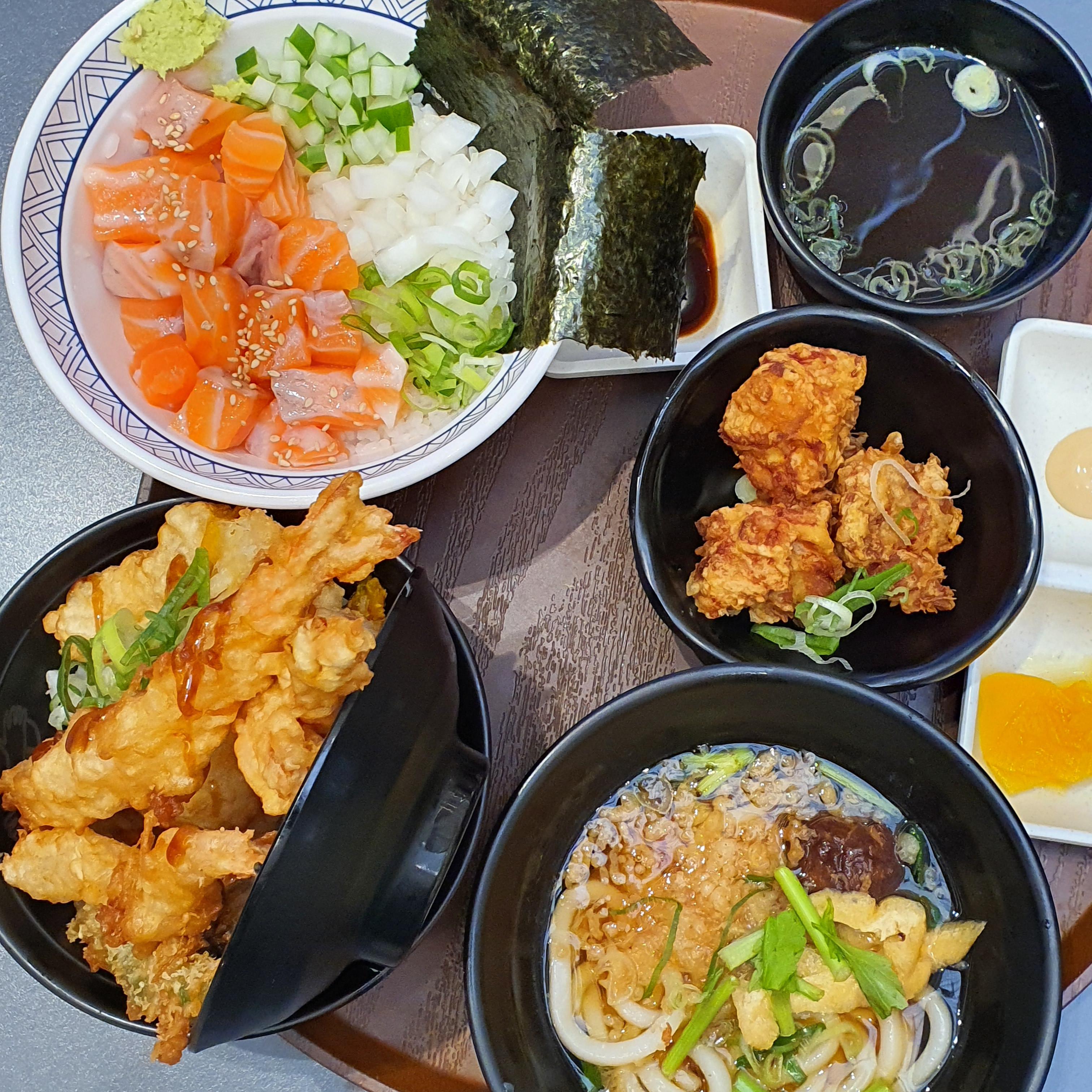 쟁반에-담긴-텐동과-사케동-정식