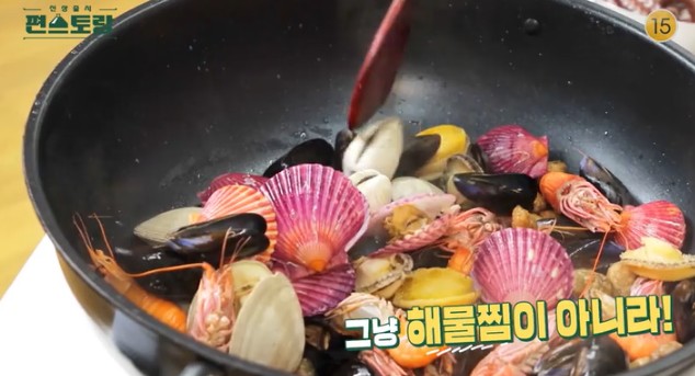 해산물을-먼저-볶아-물기를-날린다