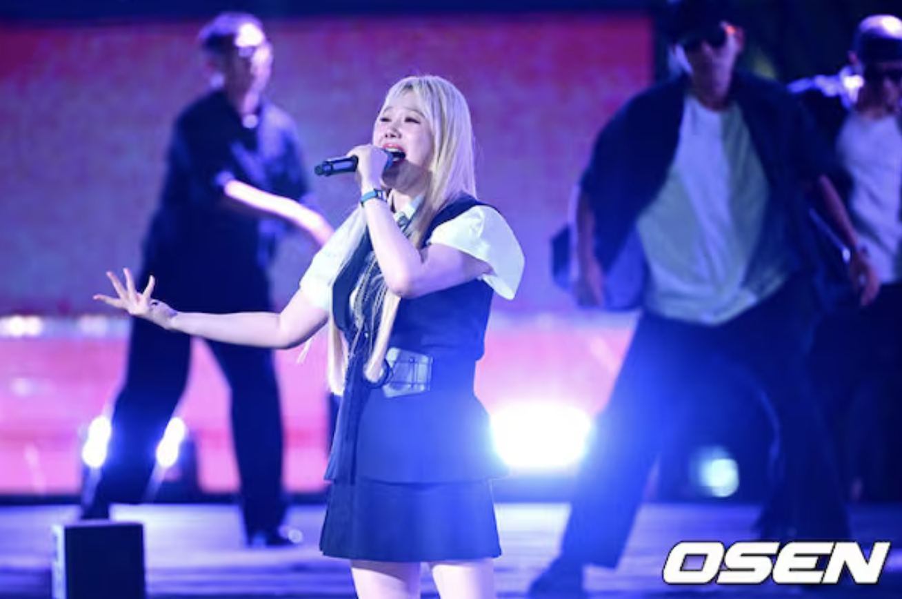 무대에 오른 가수 김현정