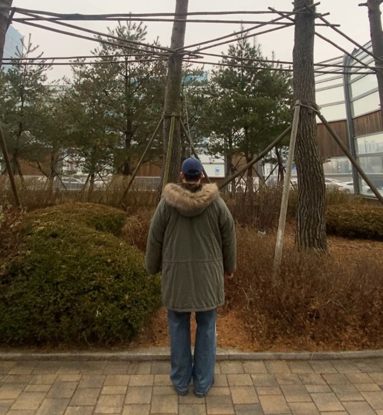 데일리룩('25. 12. 16.)휴먼앤캣 파운드3 스톤워싱 볼캡, 로스코 9963 N-3B 파카 점퍼, 아웃스탠딩 NAVY 맨투맨, 에러스익셉티드 왁스드데님팬츠, 블런드스톤 585