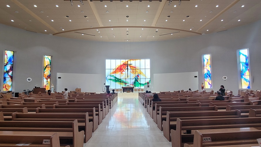 용인 신봉동성당 십자고상, 제대, 제단, 스테인드글라스