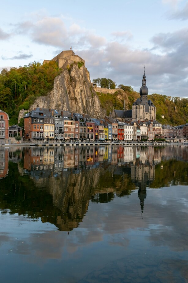 강에서 찍은 벨기에 주택가 사진