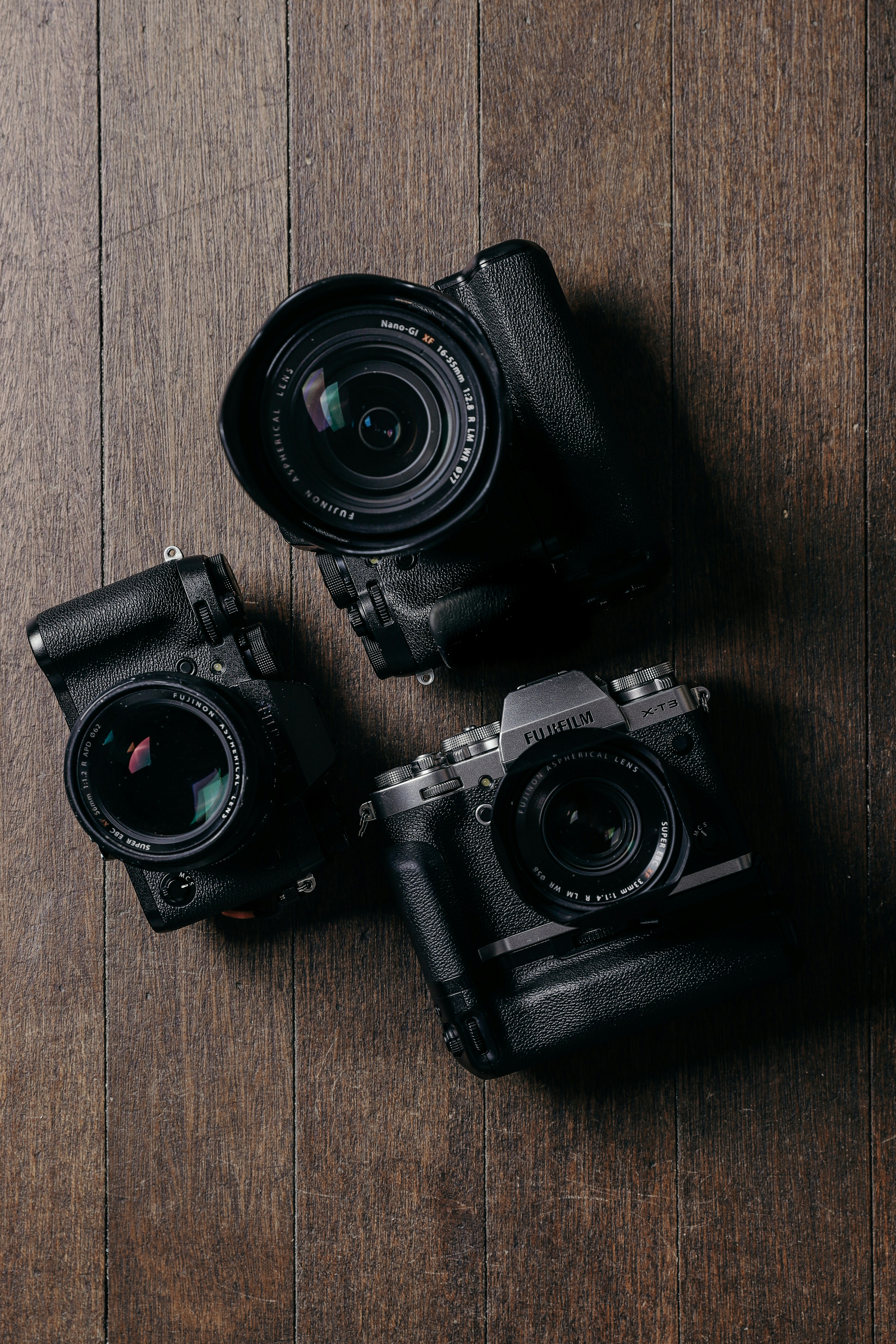 미러리스, DSLR, 필름카메라를 모아놓고 찍은 사진