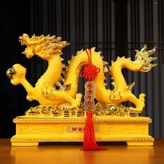 금으로-된-용-모양의-거대한-금괘-덩어리에-붉은-복주어미가-걸쳐있는-모습