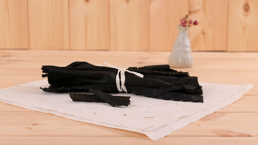 칼륨이 많은 음식 다시마가 놓여 있다