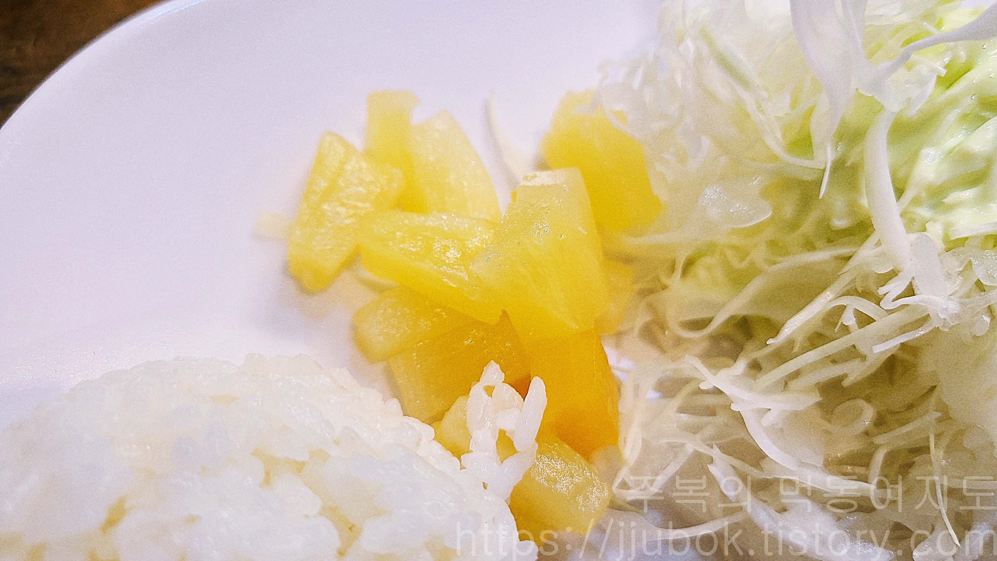 망원동즉석우동-돈가스-밑반찬-파인애플