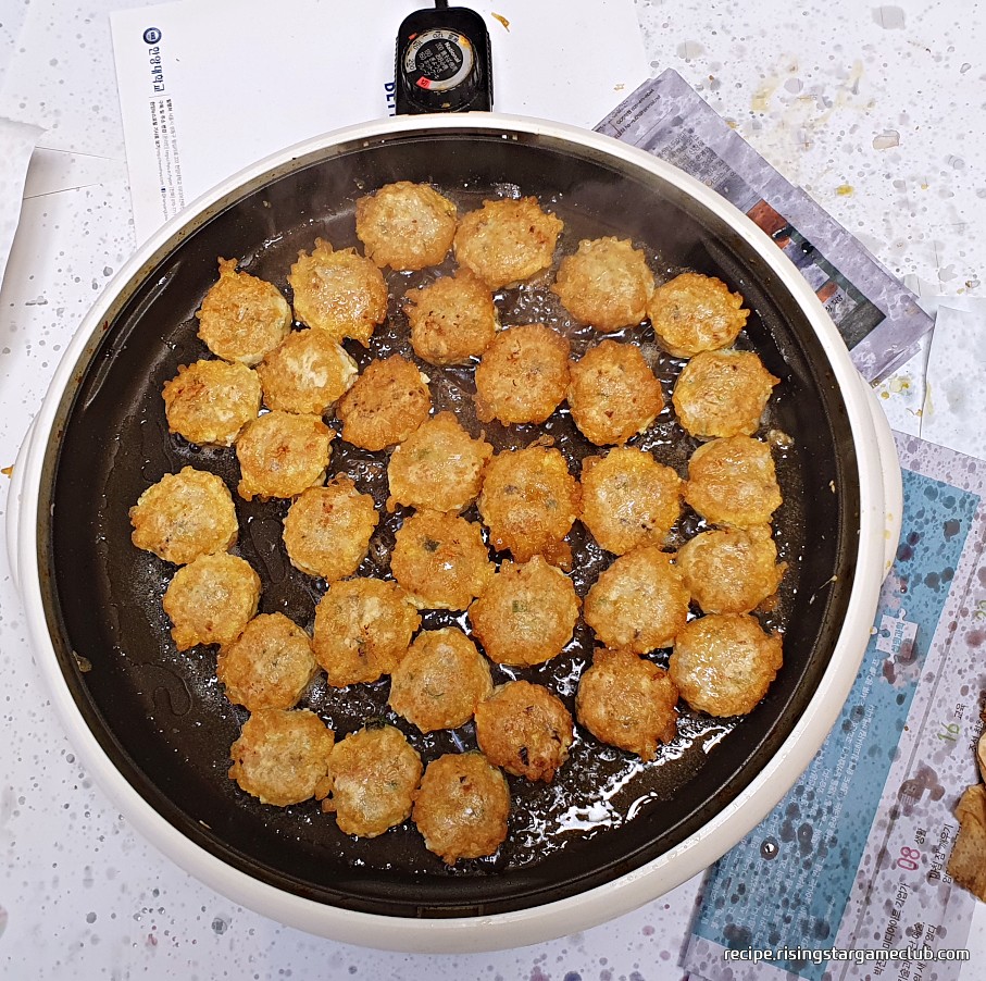 맛있는 동그랑땡이 노릇하게 구워지고 있는 사진