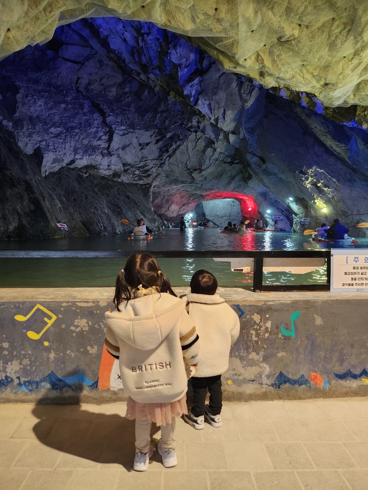 카약 체험을 구경하는 아이들